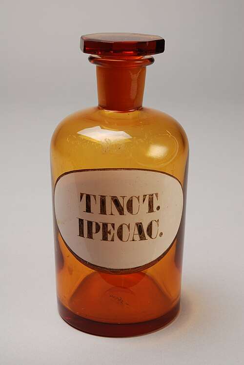 Bruine_stopfles_met_label_“TINCT._IPECAC.”,_objectnr_40295-A-B.jpg