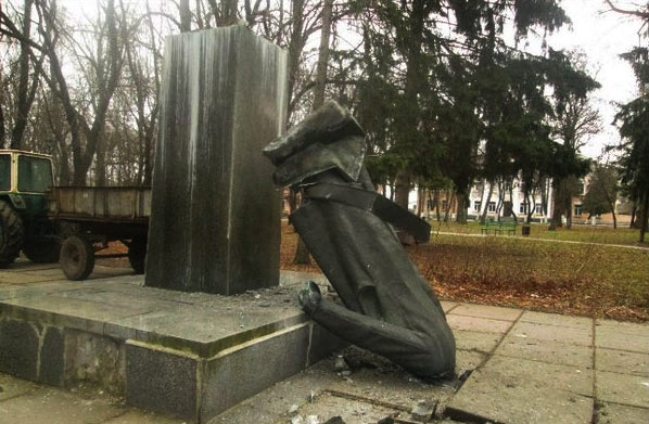 Lenin_Statue_Broken.jpg