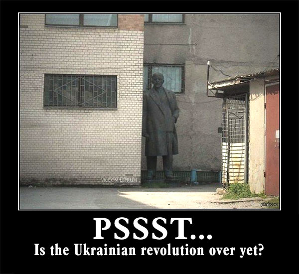 Lenin_Statue_Hiding_Pssst.jpg