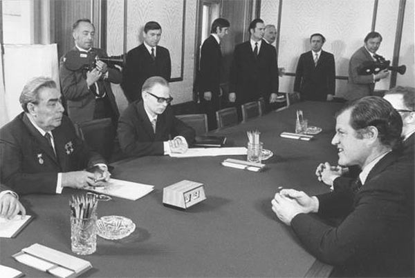 Ted_Kennedy_Brezhnev_Moscow_Meeting.jpg