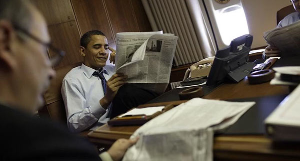 Obama_Reads_Newspaper.jpg