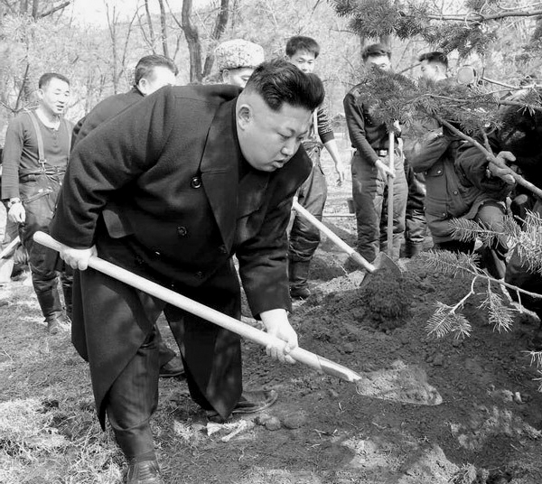 NKOR.Kim Jong Un.(shovel).promoting forestation in Pyongyang.BW.-10+0.(600).jpg