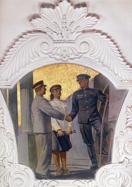 SU.Moscow.Metro.Kievskaya.mural.soldier-trainworker.(locomotive).(600).jpg